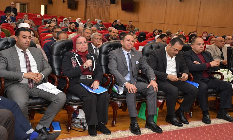 محافظ بورسعيد يجتمع مع النواب لبحث القضايا الخدمية التي تهم المواطنين