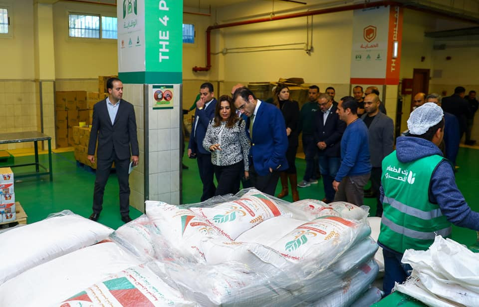 وزيرة التنمية المحلية تزور بنك الطعام المصري