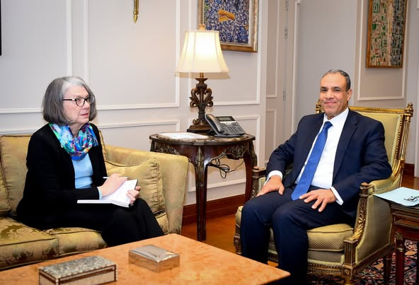 وزير الخارجية مع رئيسة الهلال والصليب الأحمر