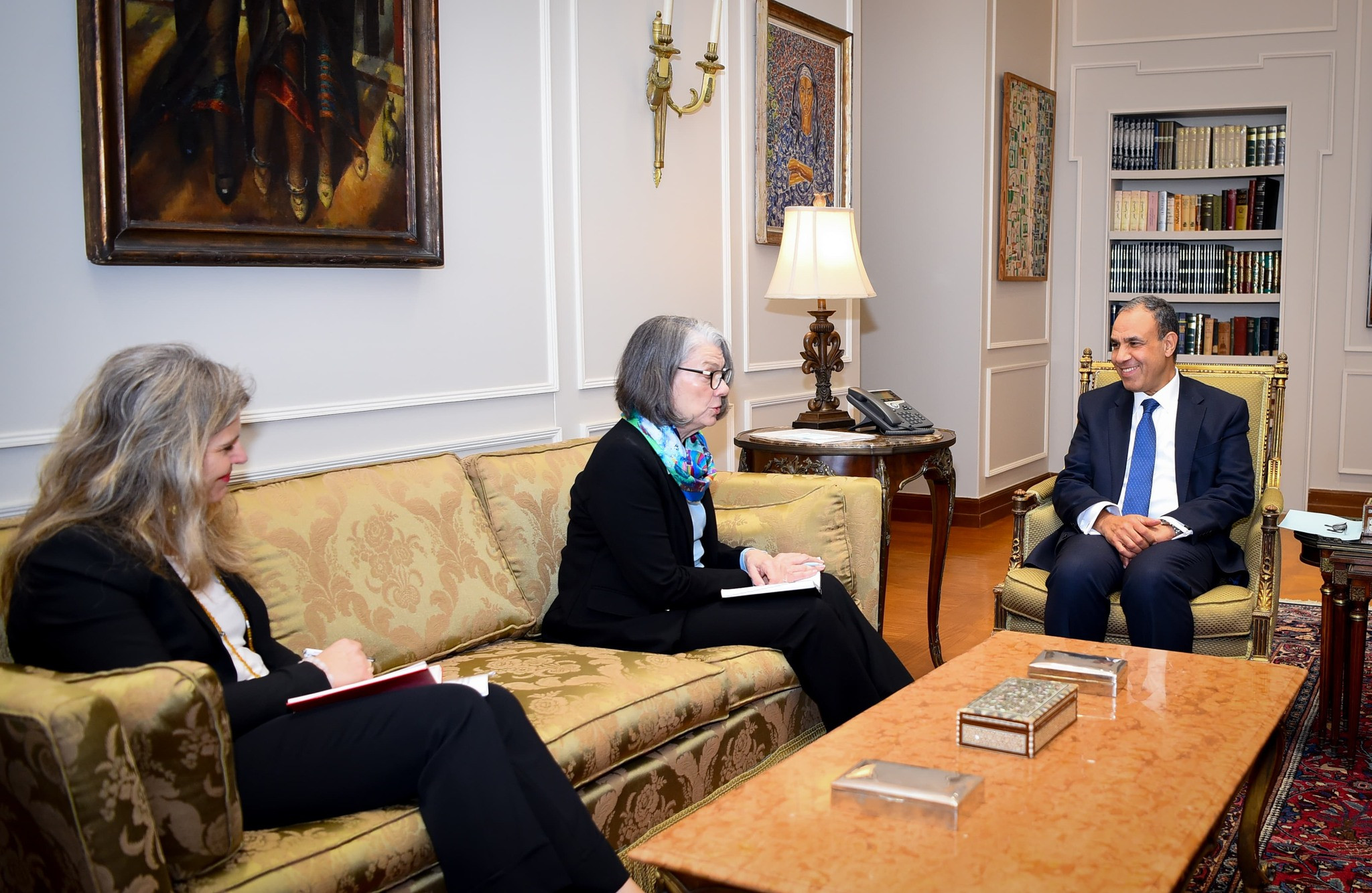 وزير الخارجية مع رئيسة الهلال والصليب الأحمر