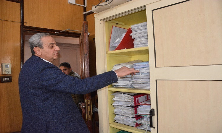 محافظ الغربية يتفقد سير العمل في الديوان العام ويؤكد على الانضباط