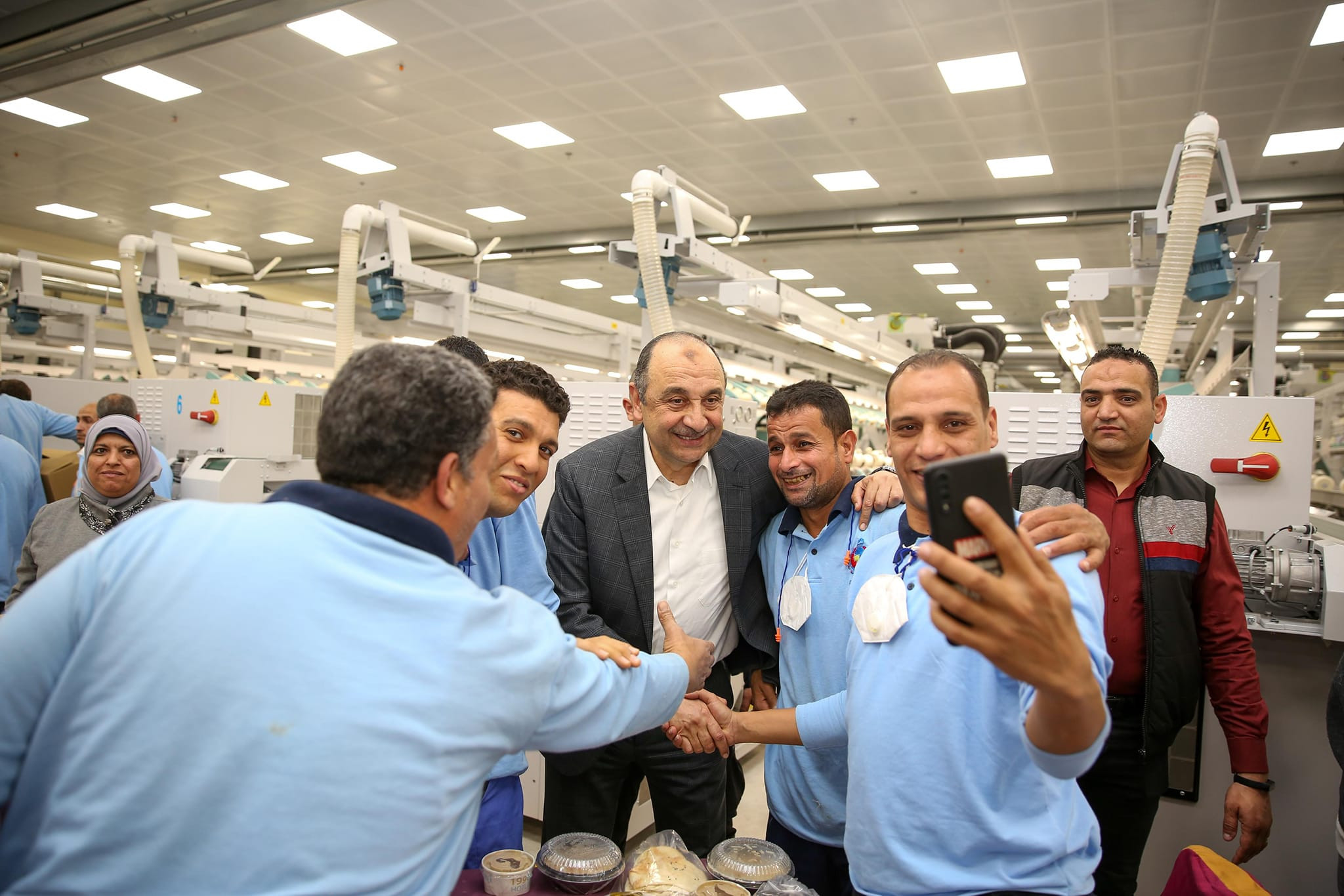 وزير قطاع الأعمال العام يتفقد مصانع شركة مصر للغزل والنسيج
