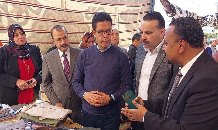 رئيس جامعة بنها يفتتح المعرض الخيري للملابس بكلية التربية النوعية