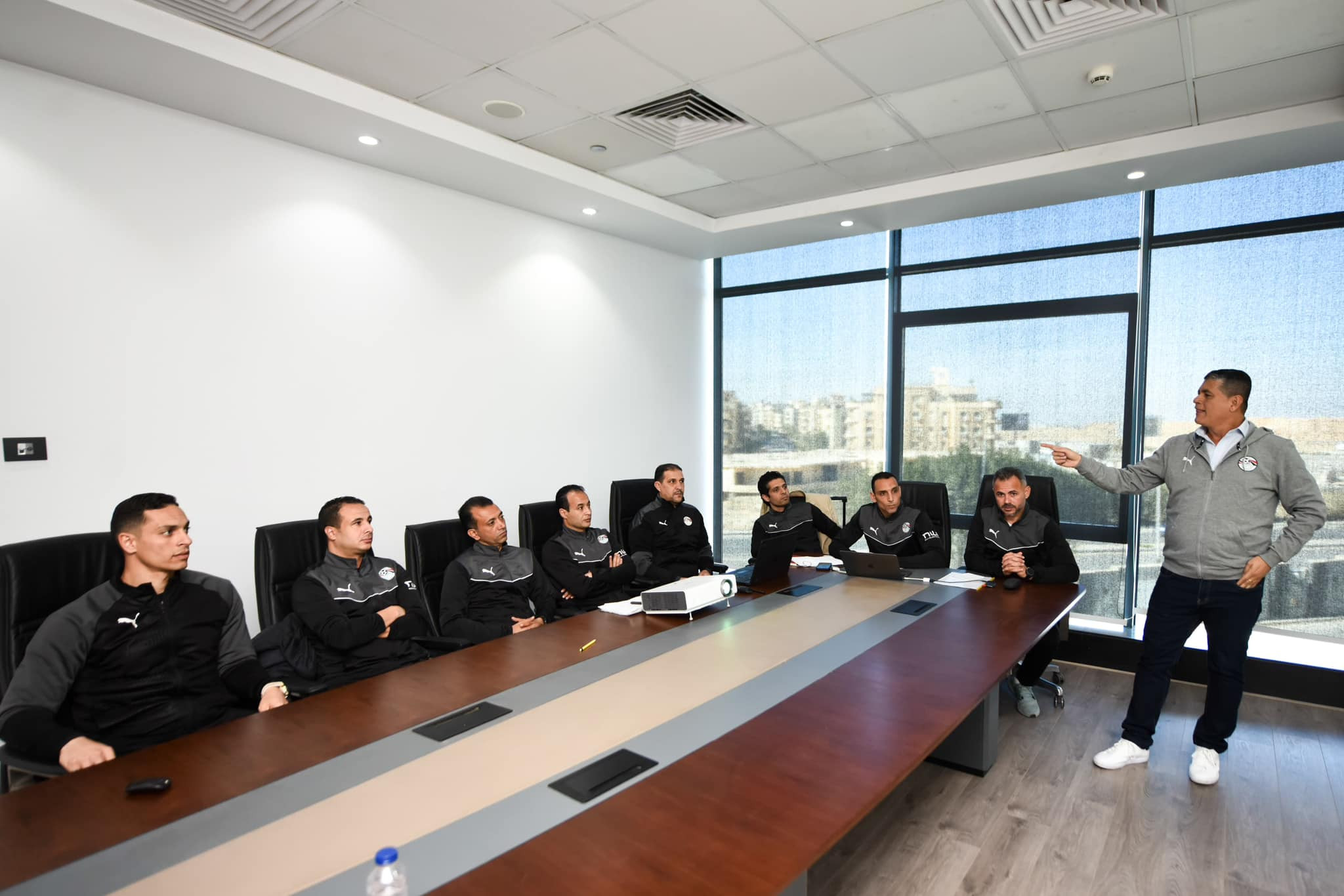 حكام لقاء القمة