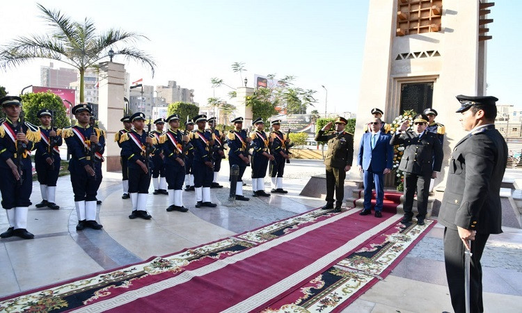 محافظ الفيوم يضع إكليلاً من الزهور على النصب التذكاري للشهداء