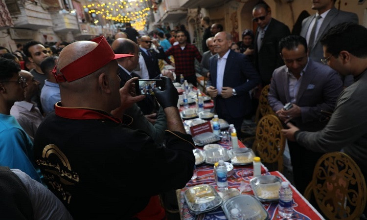 محافظ القاهرة يتابع أكبر حفل إفطار جماعي شعبي بالمطرية