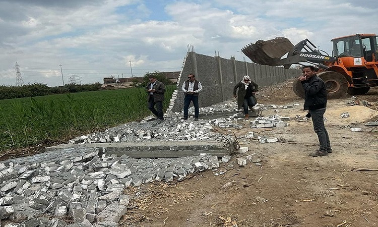 محافظ القليوبية يتابع إزالة التعديات على الأرض الزراعية بقرية باسوس