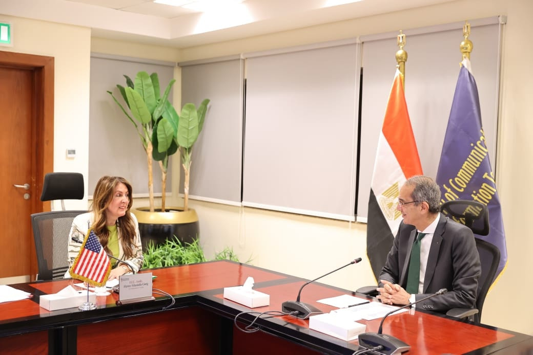 وزير الاتصالات والسفيرة الأمريكية