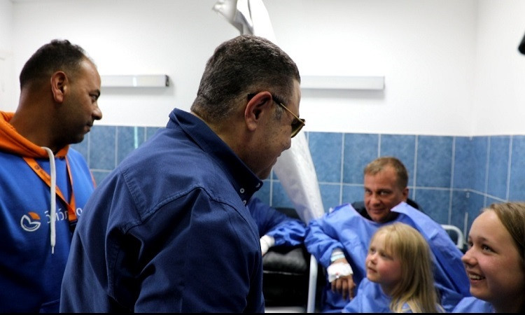 محافظ البحر الأحمر يطمئن على مصابي حادث غرق غواصة بالغردقة