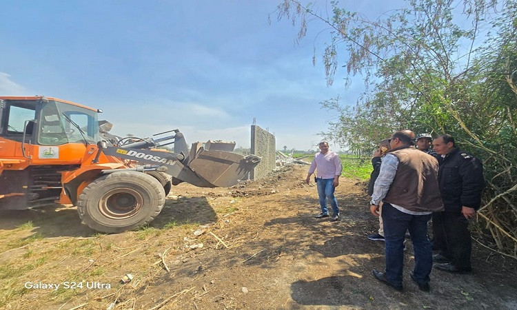 محافظ القليوبية يتابع إزالة التعديات على الأراضي الزراعية بالقناطر الخيرية