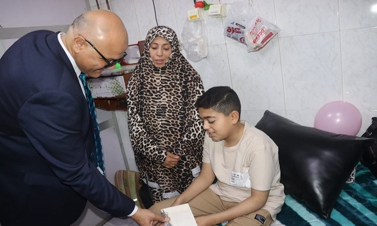 محافظ القليوبية يقدم التهنئة للأطقم الطبية والمرضى في أول أيام عيد الف