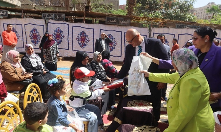 محافظ القليوبية يقدم التهنئة والورود للأيتام في أول أيام عيد الفطر الم