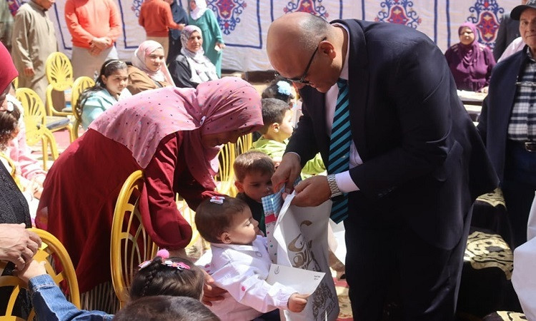 محافظ القليوبية يقدم التهنئة والورود للأيتام في أول أيام عيد الفطر الم