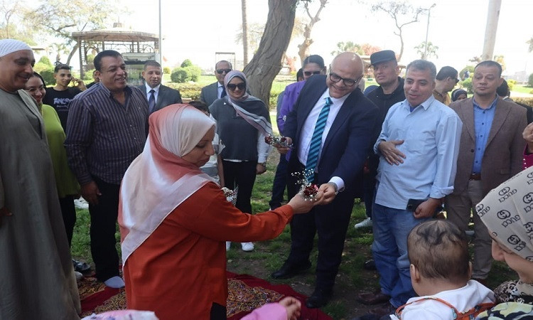محافظ القليوبية يتفقد حدائق القناطر الخيرية ويهنئ المواطنين بعيد الفطر