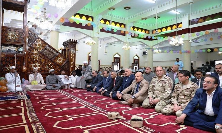 محافظ أسوان يؤدي صلاة عيد الفطر المبارك بمسجد الجعفرية بحى العقاد