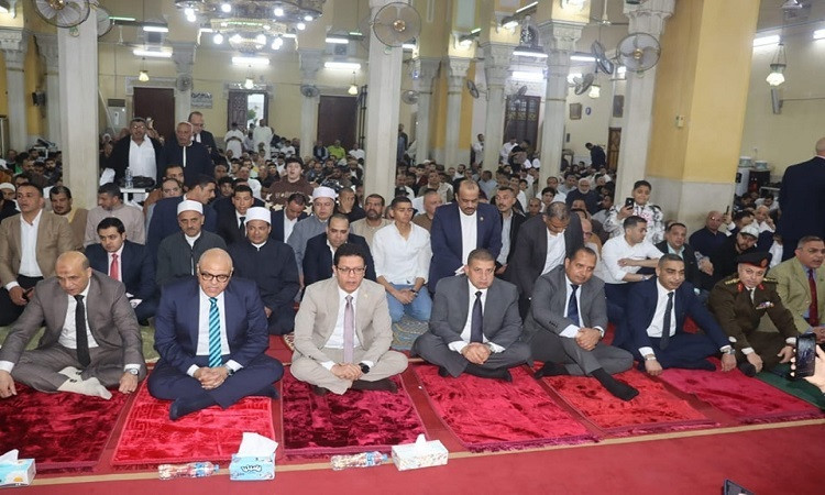 محافظ القليوبية يؤدي صلاة عيد الفطر المُبارك بمسجد ناصر بمدينة بنها