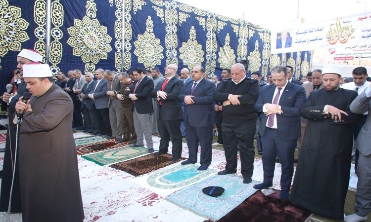 محافظ بني سويف يشارك في صلاة العيد ويتبادل التهاني مع الأهالي