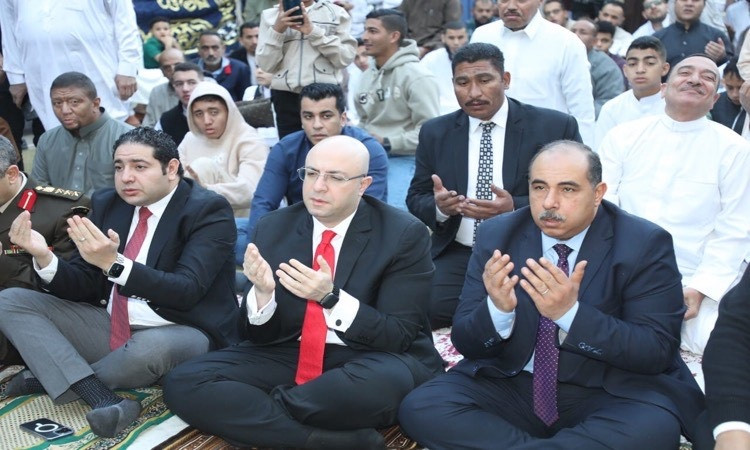 محافظ بني سويف يشارك في صلاة العيد ويتبادل التهاني مع الأهالي