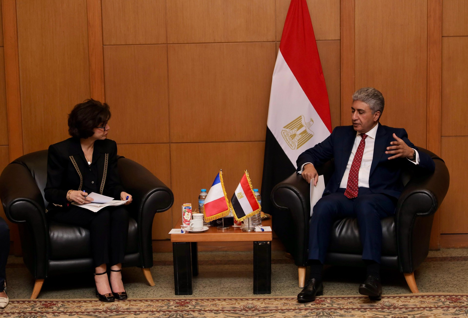 وزير السياحة والآثار يعقد اجتماعاً ووزيرة الثقافة الفرنسية لبحث أطر التعاون