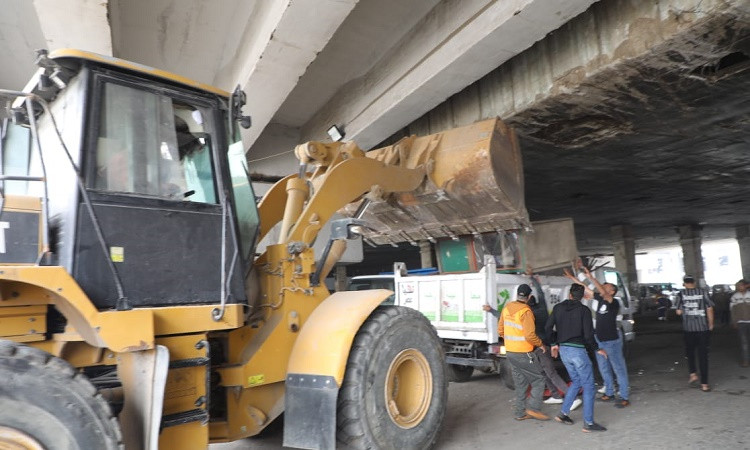 محافظ القاهرة يشن حملة مكبرة لنقل الباعة لأماكنهم بموقف السلام النموذج