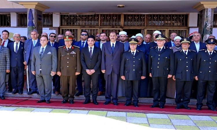 محافظ سوهاج يضع إكليل الزهور على النصب التذكاري لشهداء المحافظة