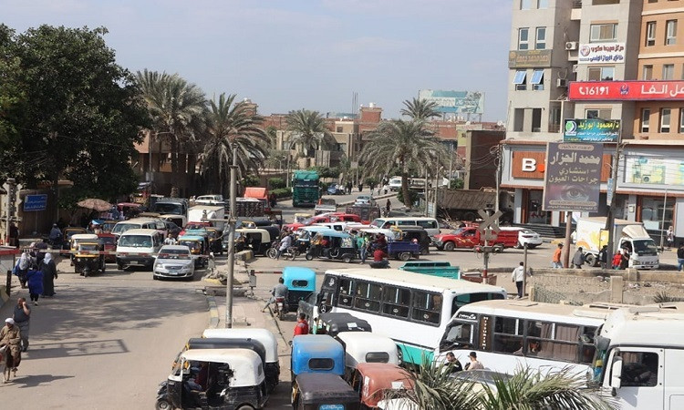 محافظ القليوبية يتابع ميدانيًا حل الاختناقات المرورية بمدينة قليوب