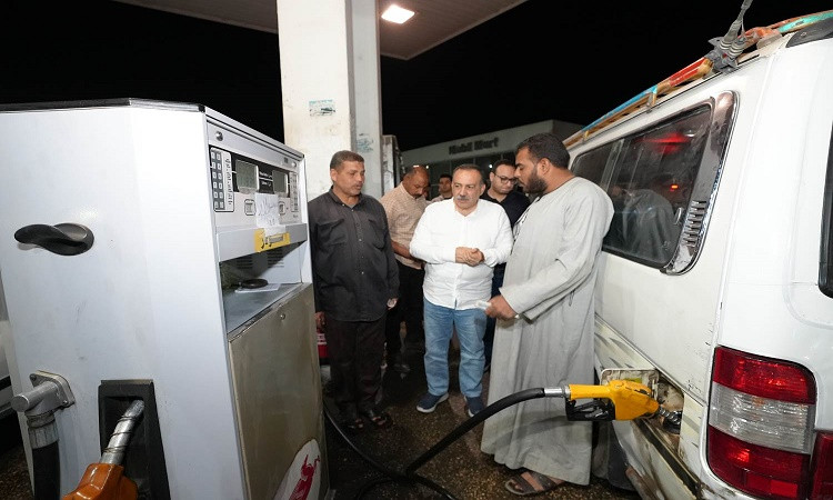 محافظ أسيوط يتابع مواقف السرفيس للتأكد من وضع الملصقات بالتعريفة الجدي