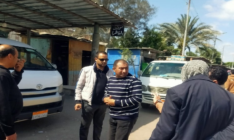 محافظ الإسماعيلية يتابع العمل بمواقف الأجرة والنقل العام ومحطات الوقود