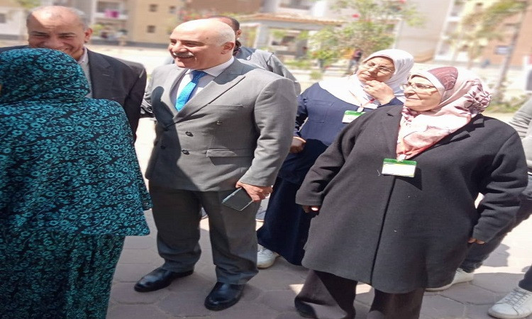 وكيل صحة القليوبية يتفقد القافلة الطبية للكشف عن الإخوة الفلسطينيين با