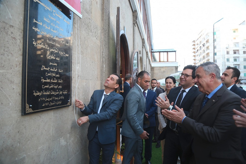 وزير الثقافة ومحافظ الإسكندرية يفتتحان مسرح بيرم التونسي