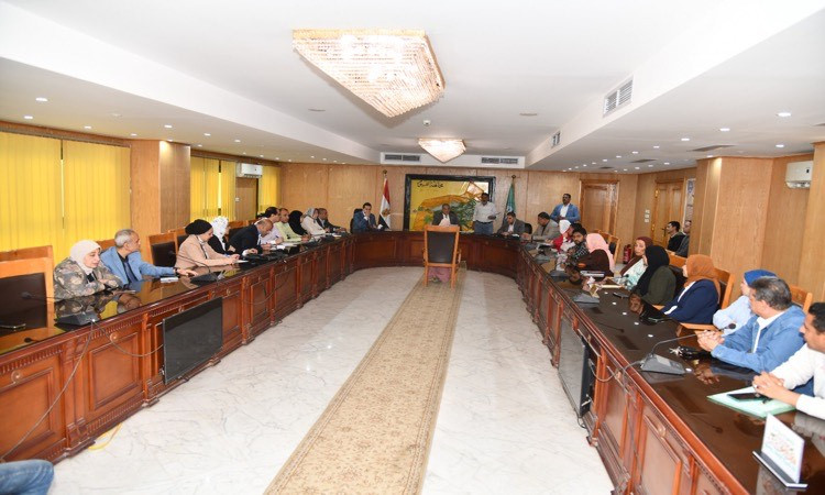 محافظ الفيوم يستمع لشكاوى المواطنين ويوجه بحلول فورية