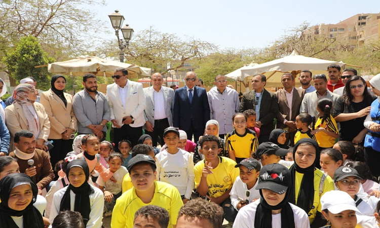 محافظ المنيا يشارك في احتفال يوم اليتيم ويرسم البهجة على وجوه الأطفال