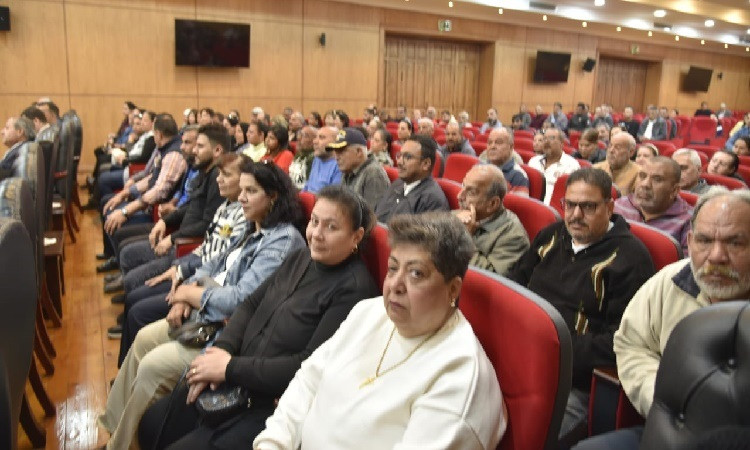 محافظ بورسعيد يهنئ الإخوة الأقباط العاملين بالديوان العام بعيد القيامة