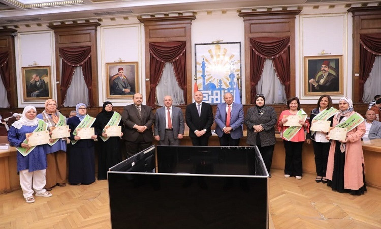 محافظ القاهرة يكرم 30 أمًا مثالية و50 من حفظة القرآن الكريم