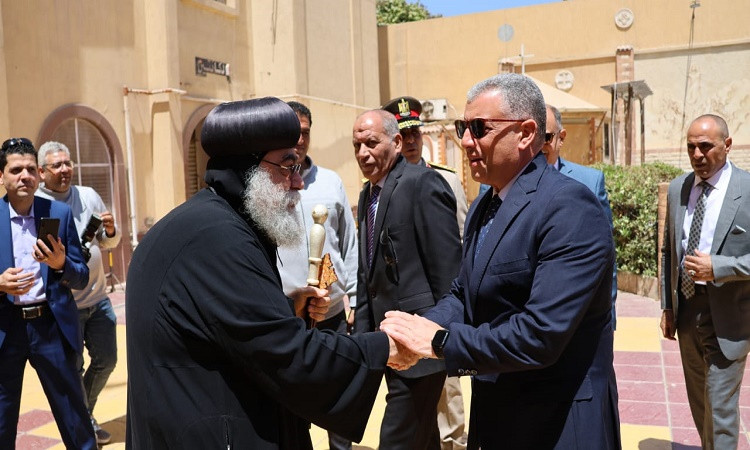 محافظ الإسماعيلية يزور كنائس المحافظة للتهنئة بعيد القيامة المجيد