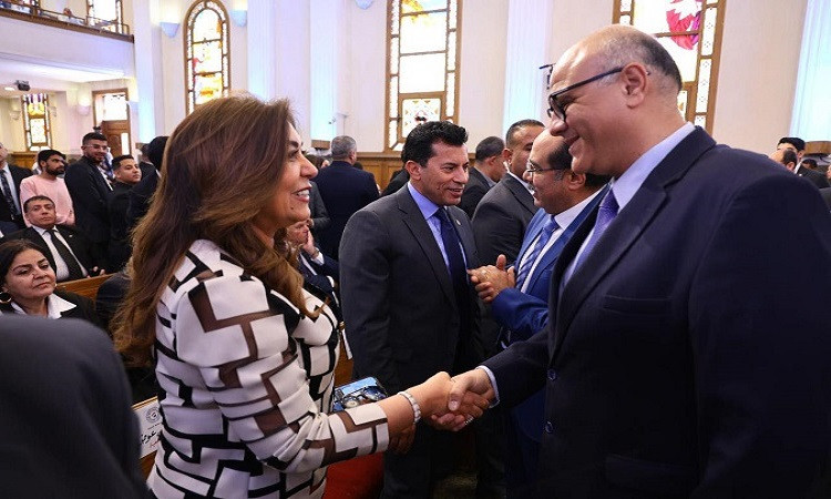 محافظ القليوبية يشارك الإخوة الأقباط فرحة عيد القيامة بالكنيسة الإنجيل