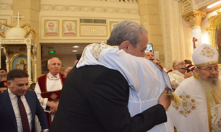 محافظ الغربية يشارك الأقباط احتفالات عيد القيامة المجيد بكنيسة مارجرجس