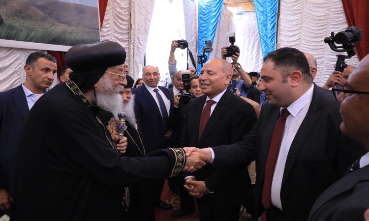 محافظ القاهرة يهنئ البابا تواضروس الثاني بعيد القيامة