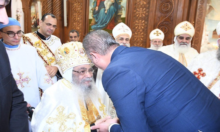 محافظ الفيوم يزورالكنائس مهنئًا بعيد القيامةومشددًاعلى النسيج الوطني ا