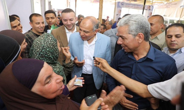 محافظ المنيا يشهد فعاليات القافلة الطبية المجانية بمغاغة