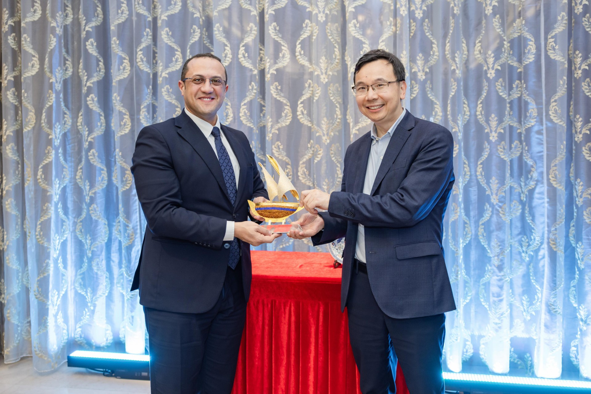 رئيس القابضة للمطارات ي