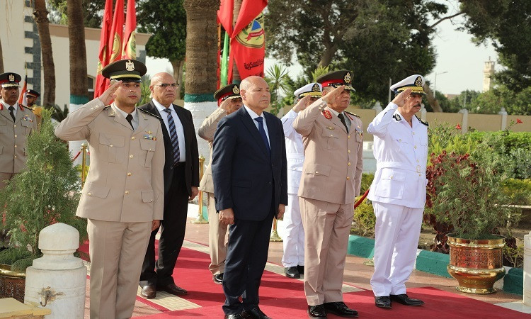 محافظ القاهرة يضع إكليلا من الزهور على مقابر شهداء المنطقة العسكرية با