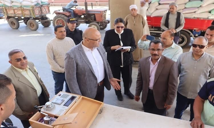 محافظ القليوبية يتفقد صوامع القمح ويتابع عمليات التوريد