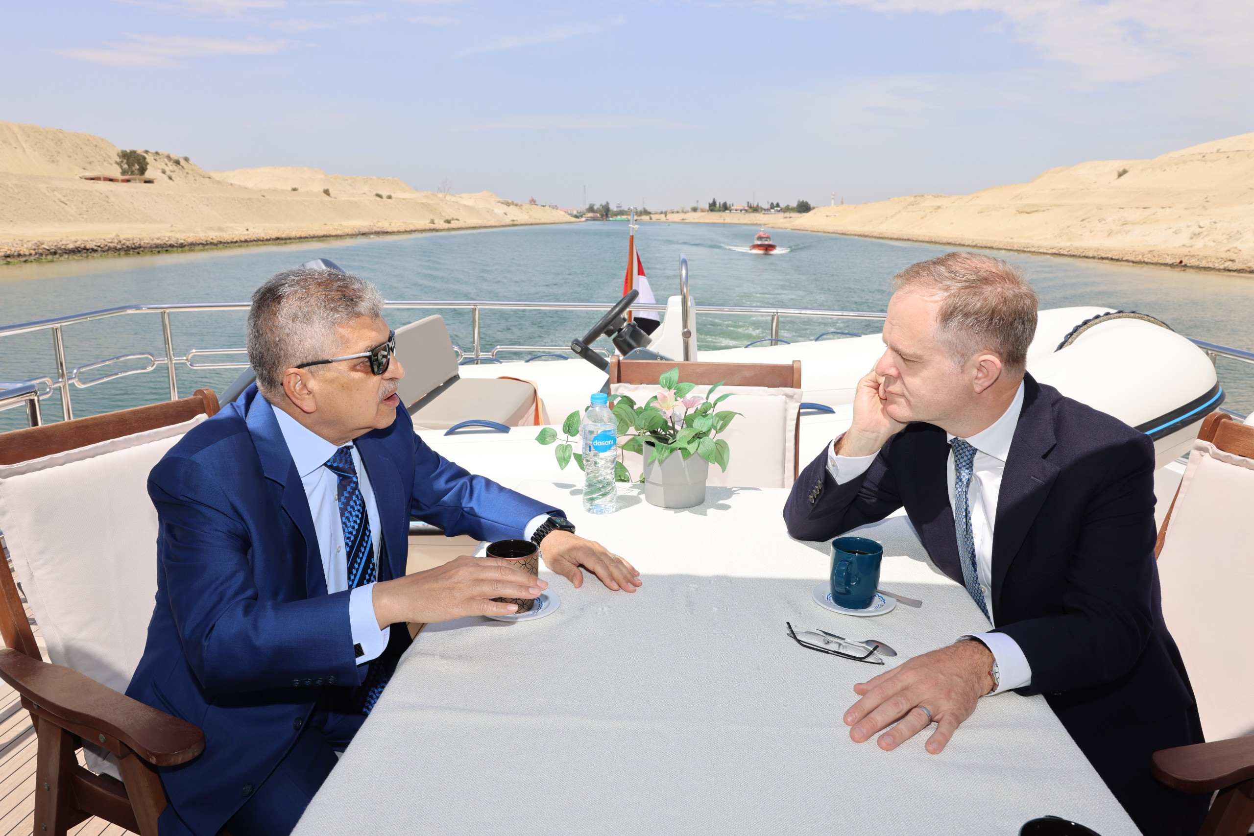 الفريق أسامة ربيع والسفير البريطاني