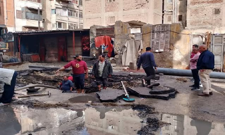 رئيس حي المناخ ببورسعيد يتابع إصلاح كسر ماسورة مياه وهبوط أرضي