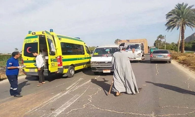 محافظ أسيوط يوجه بتقديم الرعاية الصحية لمصابي انقلاب سيارة بالبداري