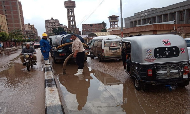 محافظ الغربية يتابع جهود شفط مياه الأمطارويوجه بسرعة إزالة التجمعات ال