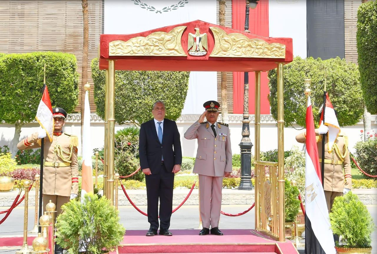 وزير الدفاع مع نظيره القبرصي