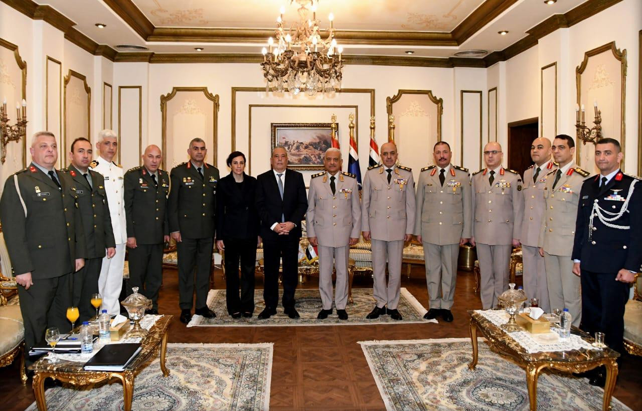 وزير الدفاع مع نظيره القبرصي