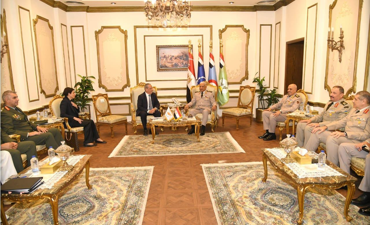 وزير الدفاع مع نظيره القبرصي